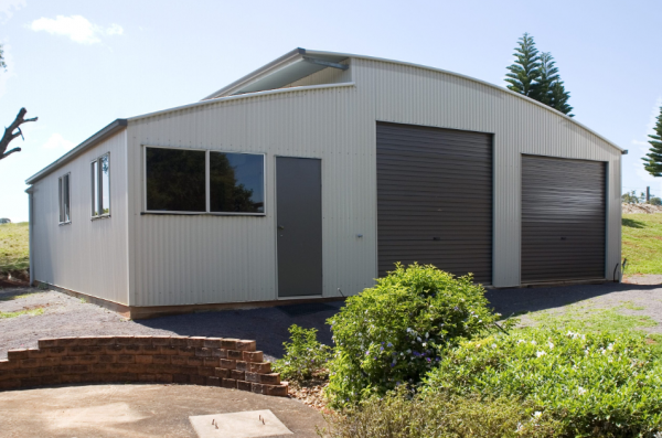 Garasi dengan Pola Jendela Unik dan Atap Melengkung